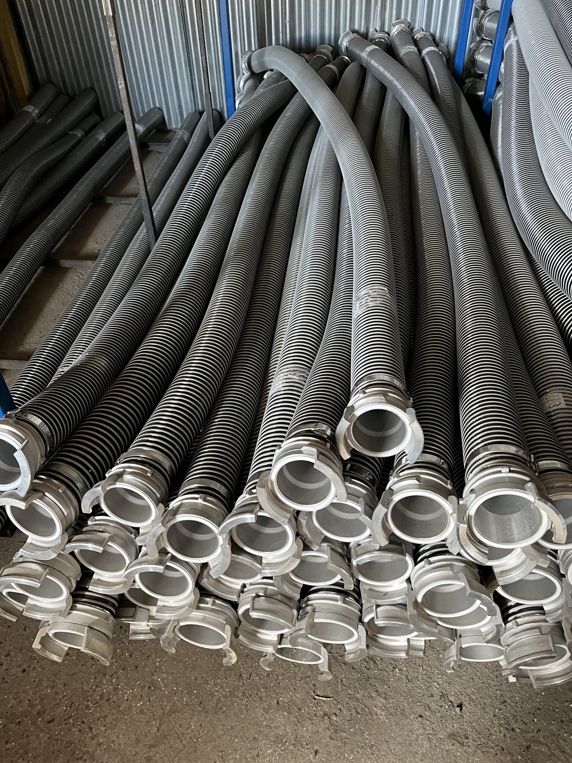 Les tuyaux et les flexibles et les raccords